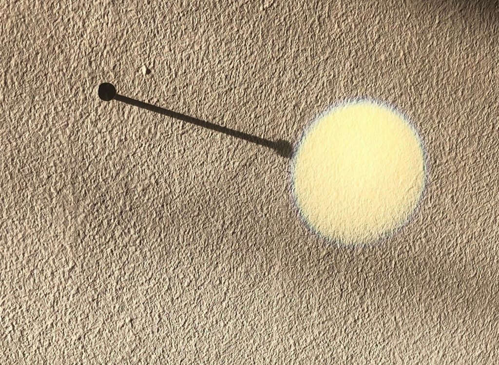 Goran Petercol, DOVRŠENO PRVIM, 2021., svjetlo, čavao na zidu