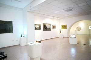 Izložba iz ciklusa Dijalog na kvadrat – Ekologija kroz medije stakla i slikarstva, Kristina Čehulić, Tereza Vukić, Nora Xharrahi i Matea Zeman (