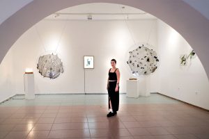 Izložba iz ciklusa Dijalog na kvadrat – Ekologija kroz medije stakla i slikarstva, Kristina Čehulić, Tereza Vukić, Nora Xharrahi i Matea Zeman (
