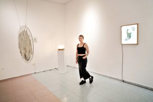 Izložba iz ciklusa Dijalog na kvadrat – Ekologija kroz medije stakla i slikarstva, Kristina Čehulić, Tereza Vukić, Nora Xharrahi i Matea Zeman (